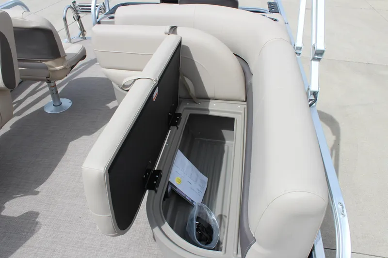 Slide: The Image of Sun Tracker Bass Buggy 18 DLX 2025 - 101