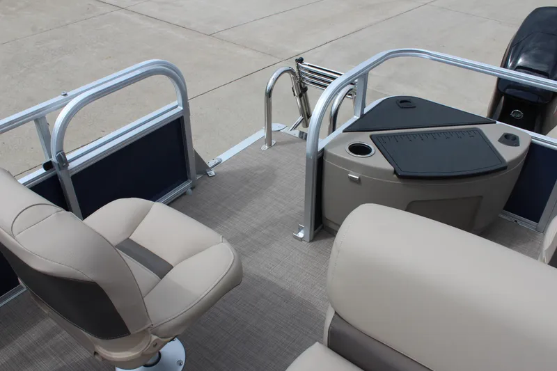 Slide: The Image of Sun Tracker Bass Buggy 18 DLX 2025 - 103