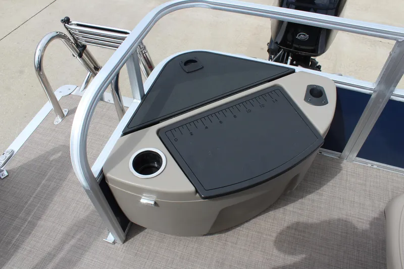 Slide: The Image of Sun Tracker Bass Buggy 18 DLX 2025 - 105