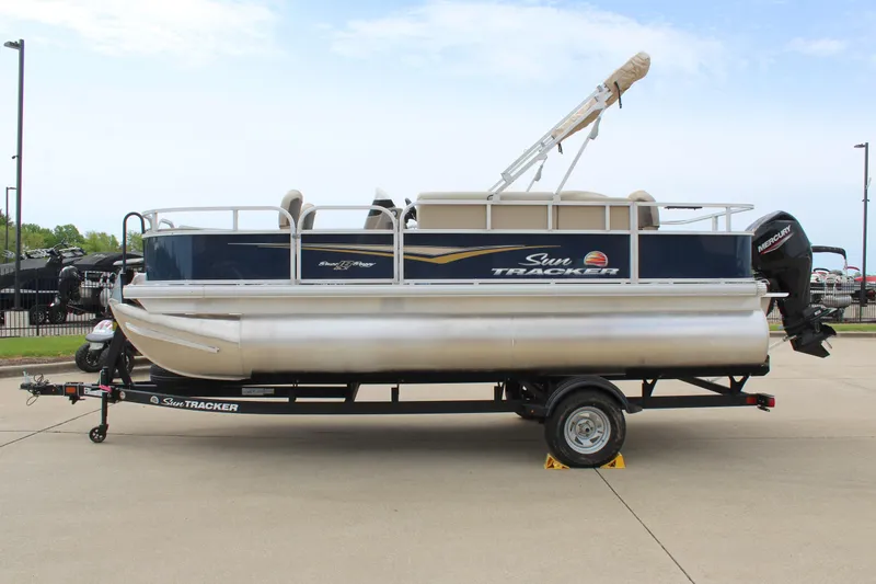 Slide: The Image of Sun Tracker Bass Buggy 18 DLX 2025 - 89