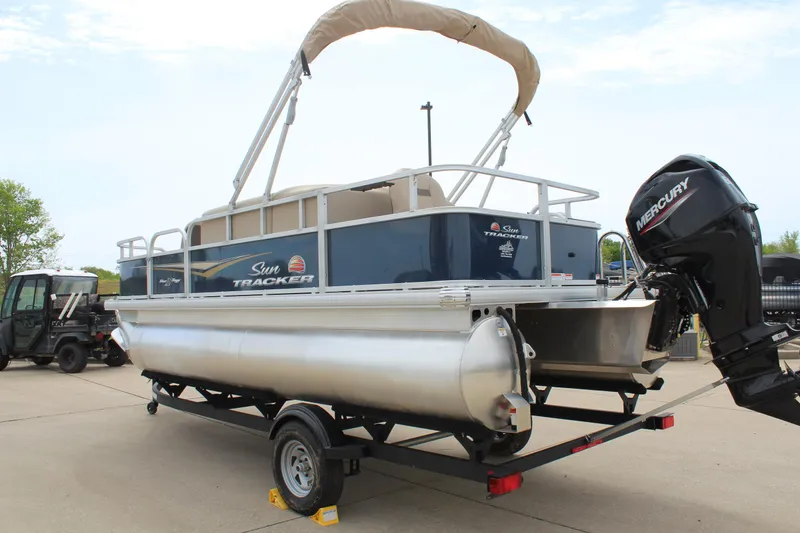 Slide: The Image of Sun Tracker Bass Buggy 18 DLX 2025 - 90