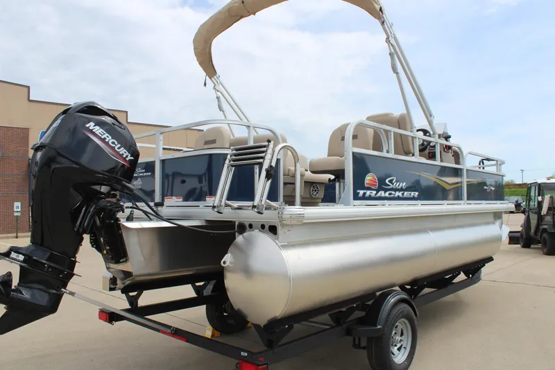 Slide: The Image of Sun Tracker Bass Buggy 18 DLX 2025 - 92