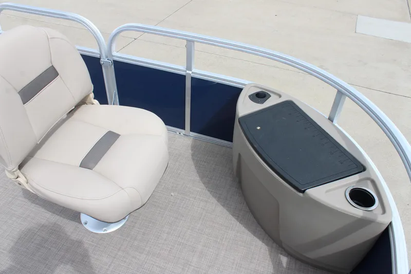 Slide: The Image of Sun Tracker Bass Buggy 18 DLX 2025 - 95