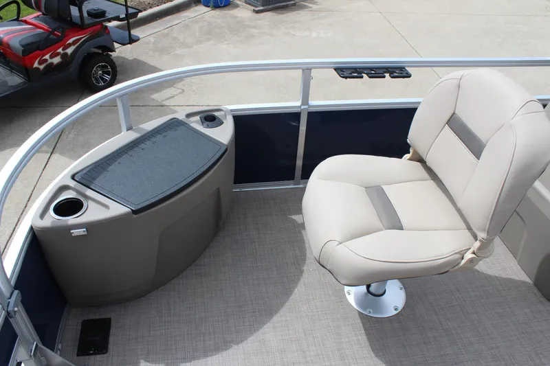 Slide: The Image of Sun Tracker Bass Buggy 18 DLX 2025 - 96