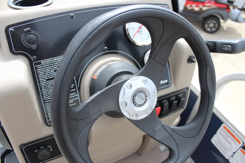 Slide: The Image of Sun Tracker Bass Buggy 18 DLX 2025 - 98