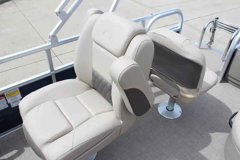 Slide: The Image of Sun Tracker Bass Buggy 18 DLX 2025 - 99