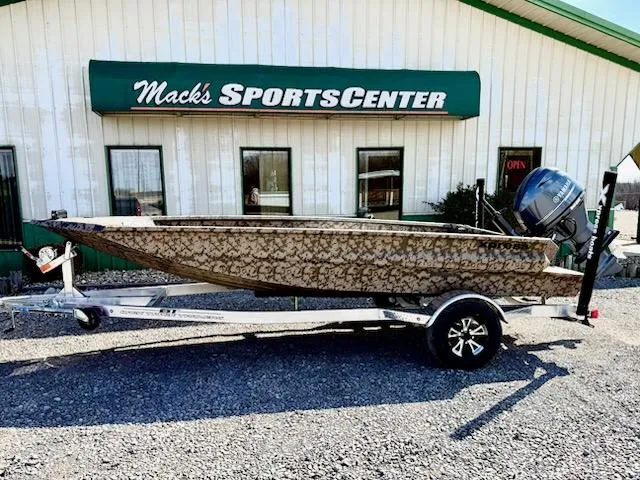 The Image of 2025 Xpress H16DB boat with Nat Gear Paint at Mack's Sports Center. - 1