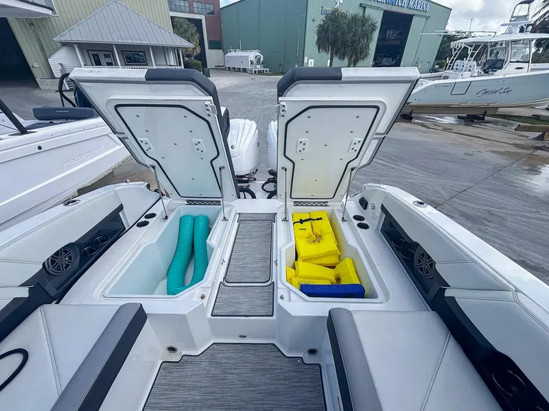 Slide: The Image of Cobalt R8 Outboard 2022 - 10