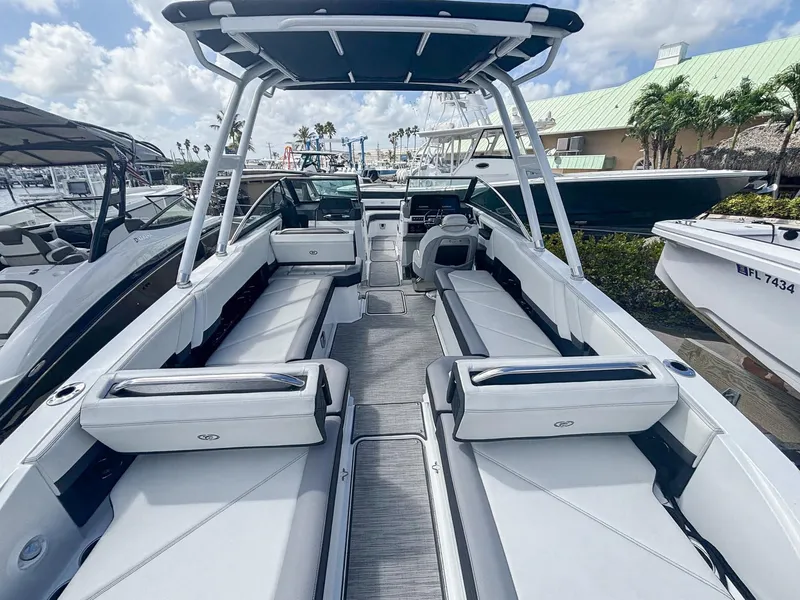 Slide: The Image of Cobalt R8 Outboard 2022 - 12