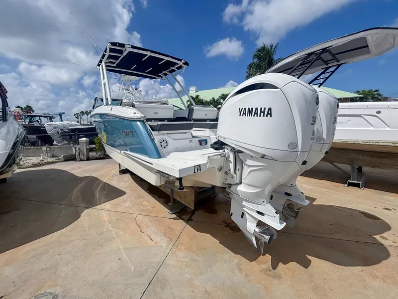 Slide: The Image of Cobalt R8 Outboard 2022 - 4