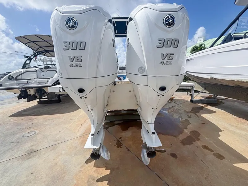 Slide: The Image of Cobalt R8 Outboard 2022 - 5