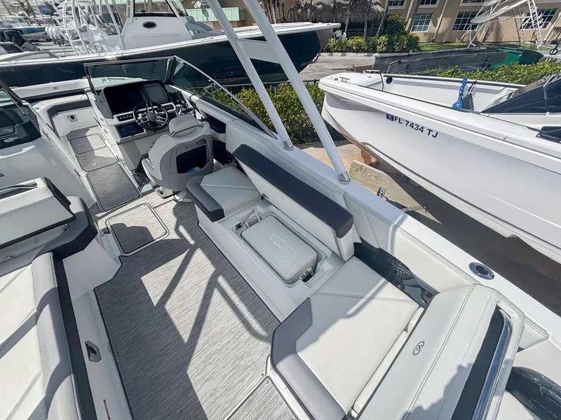 Slide: The Image of Cobalt R8 Outboard 2022 - 6