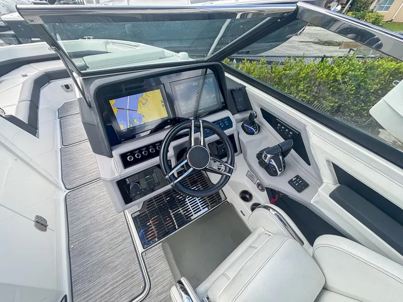 Slide: The Image of Cobalt R8 Outboard 2022 - 8