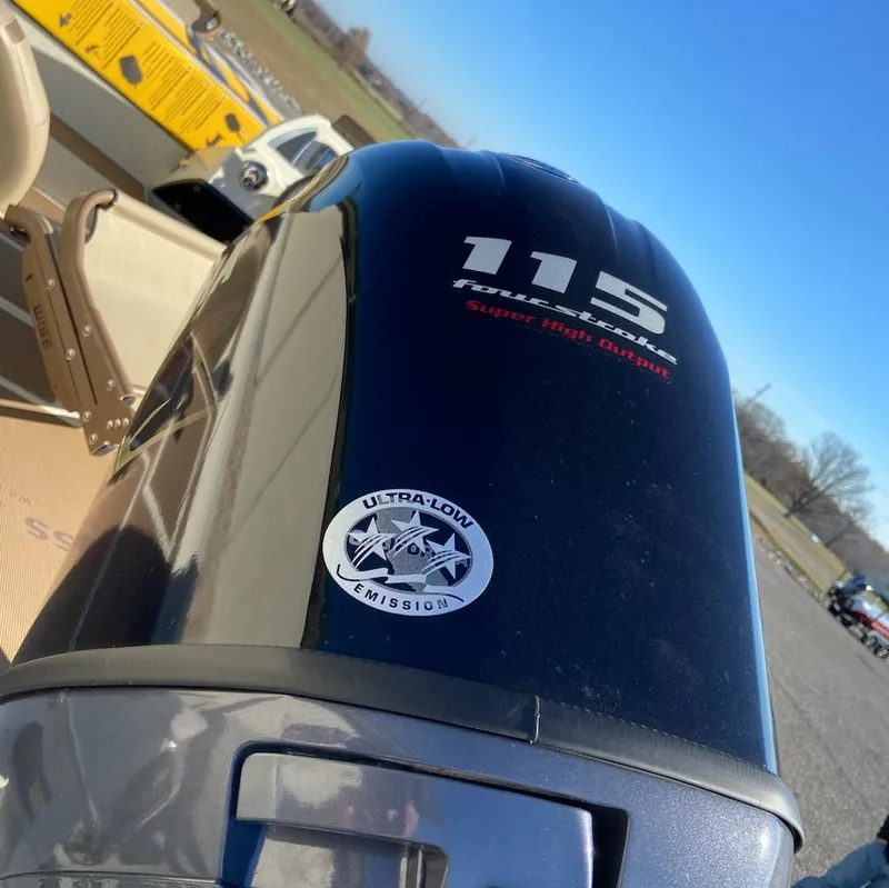 Slide: The Image of 2024 Xpress H18C boat engine, 115 horsepower, ultra-low emission, super high output. - 2