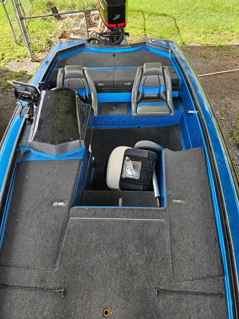 Slide: The Image of 1993 Bullet 20XD boat interior with gray seating and blue accents. - 13