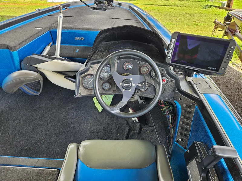 Slide: The Image of 1993 Bullet 20XD boat interior with steering wheel and navigation system. - 14