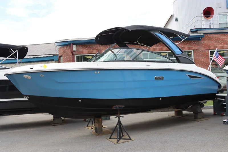 Slide: The Image of Sea Ray 250SDX 2025 - 1