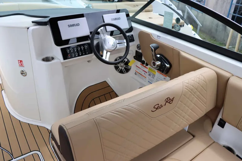 Slide: The Image of Sea Ray 250SDX 2025 - 10