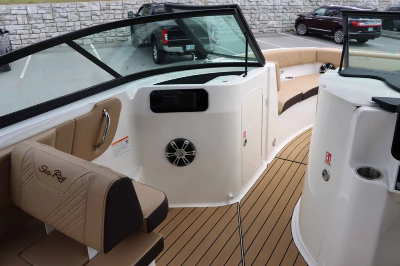 Slide: The Image of Sea Ray 250SDX 2025 - 14