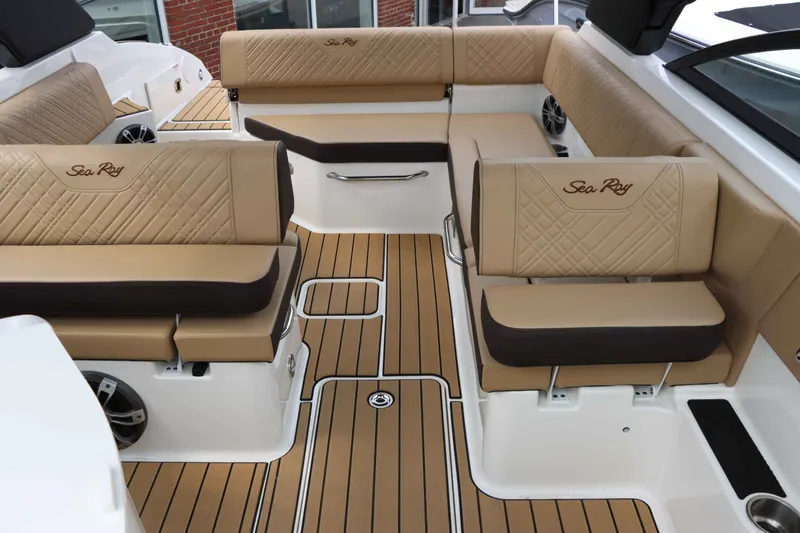 Slide: The Image of Sea Ray 250SDX 2025 - 18