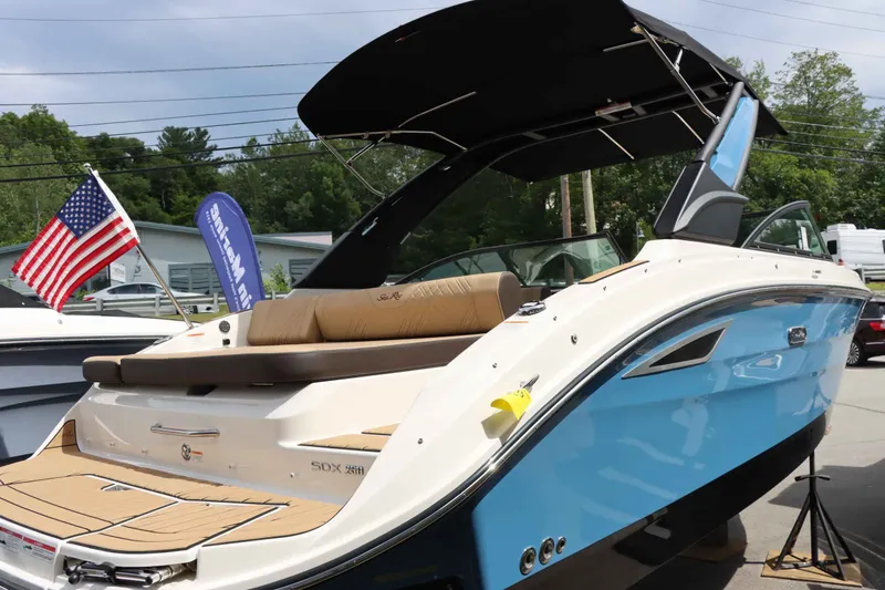 Slide: The Image of Sea Ray 250SDX 2025 - 4