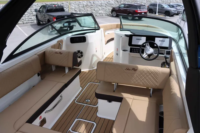 Slide: The Image of Sea Ray 250SDX 2025 - 7