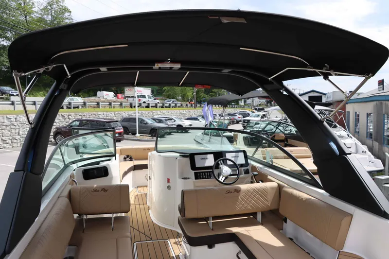 Slide: The Image of Sea Ray 250SDX 2025 - 9