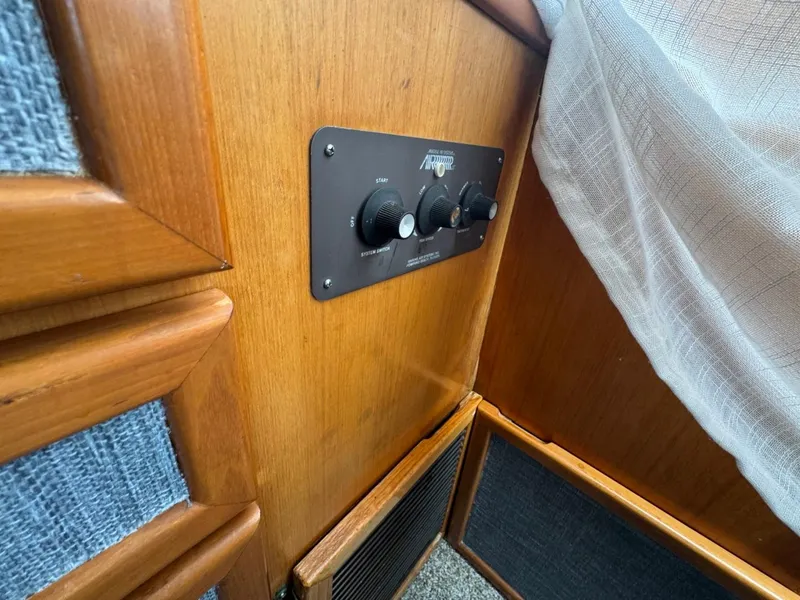 Slide: The Image of Control panel on 1989 Prima 52 Cockpit Motor Yacht with wooden interior. - 43