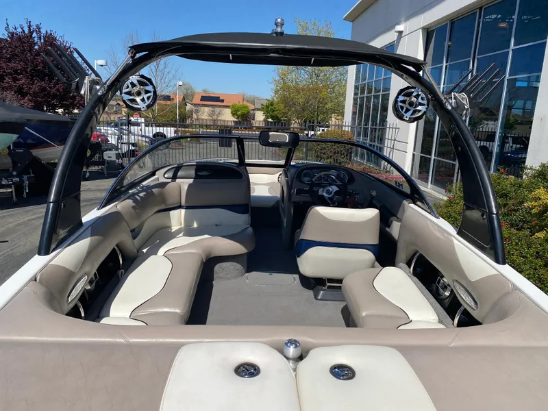 Slide: The Image of 2007 Malibu Wakesetter VLX interior with spacious seating and modern design. - 11