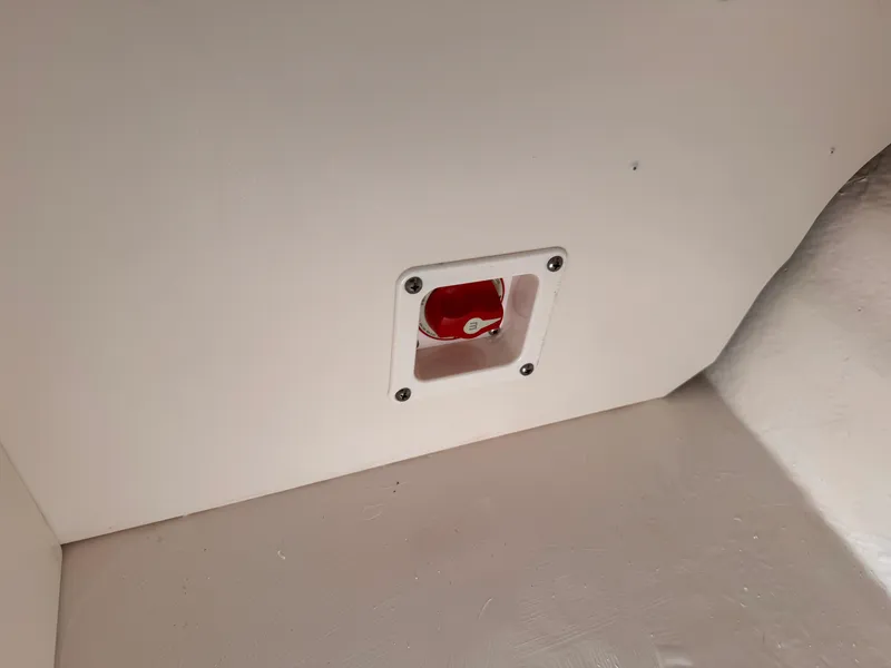 Slide: The Image of Battery switch in 2025 Chaparral 21 SSi OB boat interior. - 40