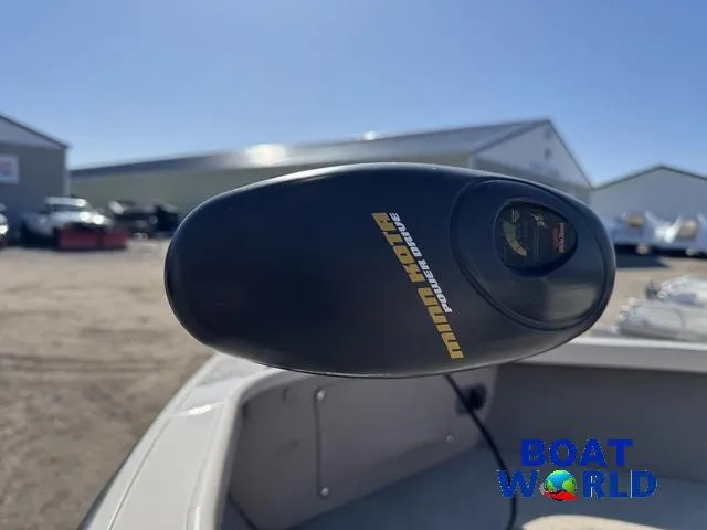 Slide: The Image of 2002 Crestliner Super Hawk 1700 with Minn Kota motor at Boat World dealership. - 14