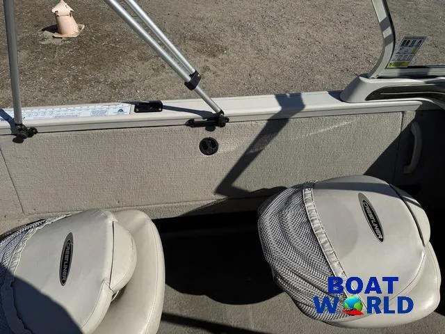 Slide: The Image of 2002 Crestliner Super Hawk 1700 interior with seats and Boat World logo. - 40