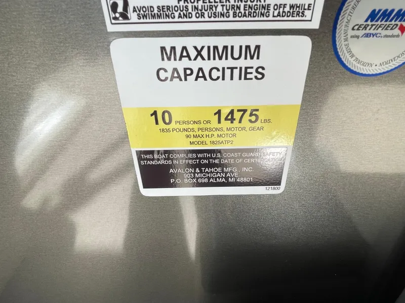 Slide: The Image of Maximum capacity label on 2025 Tahoe Pontoon 1980 STX CRUISE, 10 persons or 1475 lbs. - 10