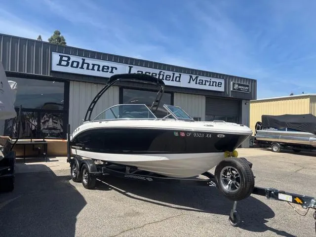 Slide: The Image of 2021 Chaparral 21 SSi boat on trailer at Bohner Lacefield Marine dealership. - 1