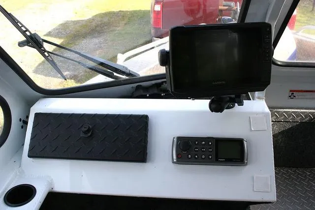 Slide: The Image of 2008 Thunder Jet 20 Luxor dashboard with navigation equipment and controls. - 9