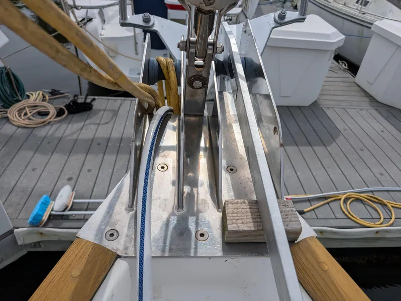 Slide: The Image of Deck view of a 2003 Beneteau Oceanis 473 sailboat, featuring ropes and metal fittings. - 49