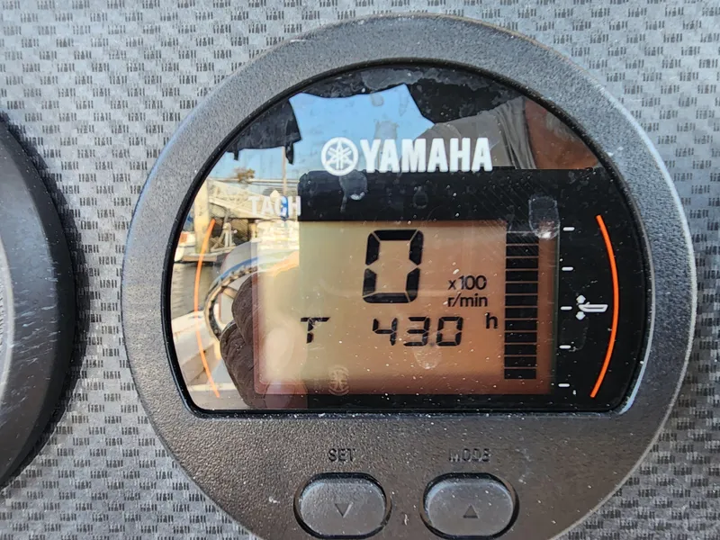 Slide: The Image of Yamaha tachometer displaying 0 RPM and 430 hours on a Grady-White Bimini 306 boat. - 34