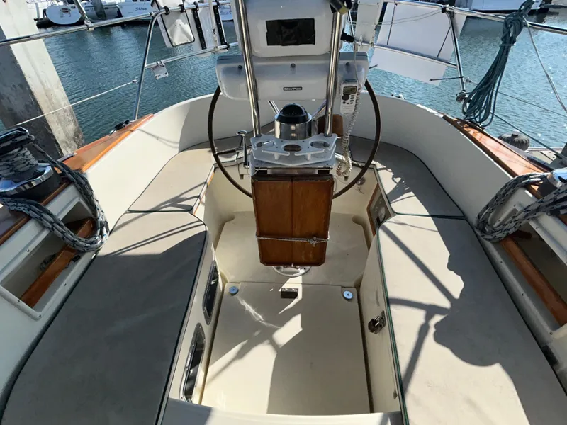 Slide: The Image of Winch on 1999 Pacific Seacraft 40 Voyagemaker sailboat deck with rope. - 41