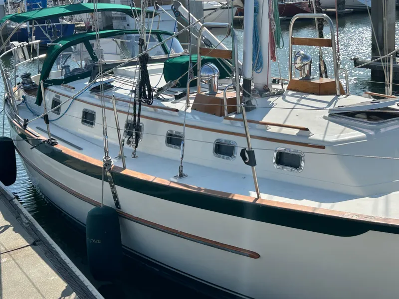 Slide: The Image of Hull of 1999 Pacific Seacraft 40 Voyagemaker with visible bow thruster. - 5