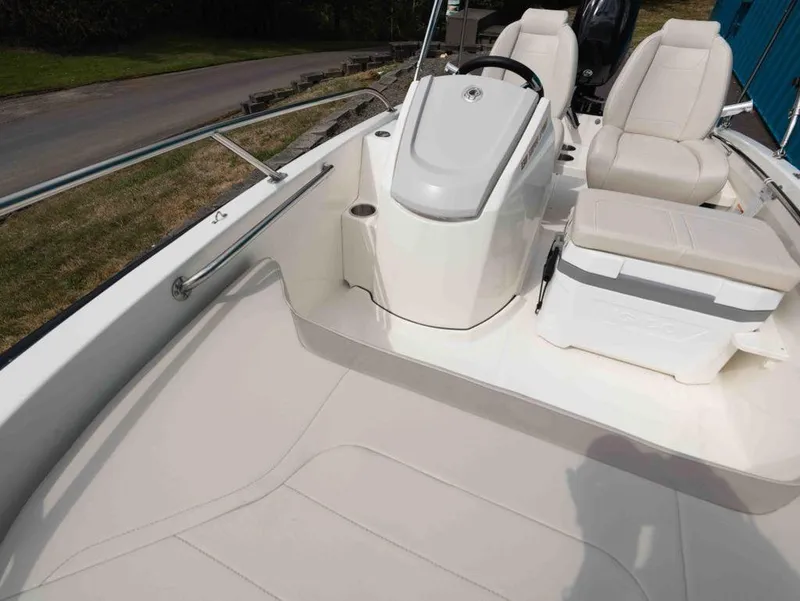 Slide: The Image of Boston Whaler 130 Super Sport 2025 - 10