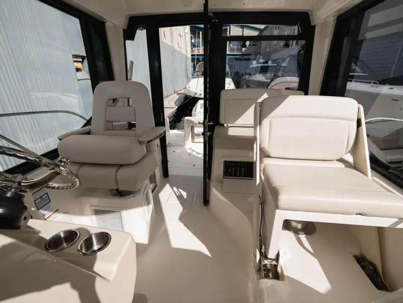 Slide: The Image of Boston Whaler 325 CONQUEST PH 2020 - 10
