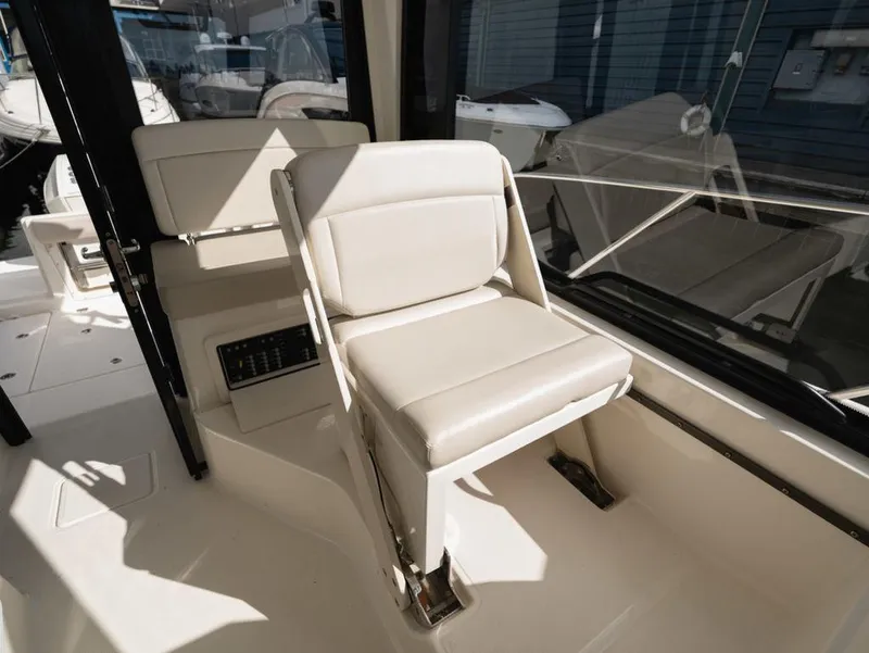 Slide: The Image of Boston Whaler 325 CONQUEST PH 2020 - 11