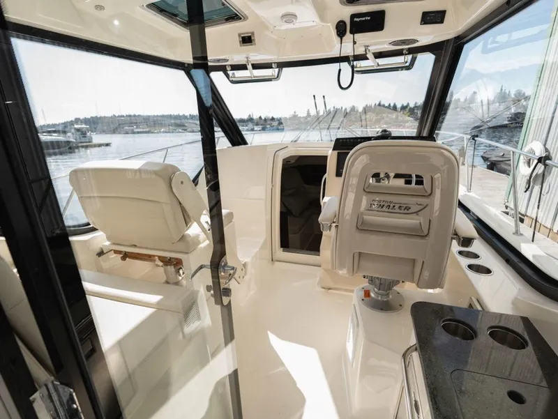 Slide: The Image of Boston Whaler 325 CONQUEST PH 2020 - 13