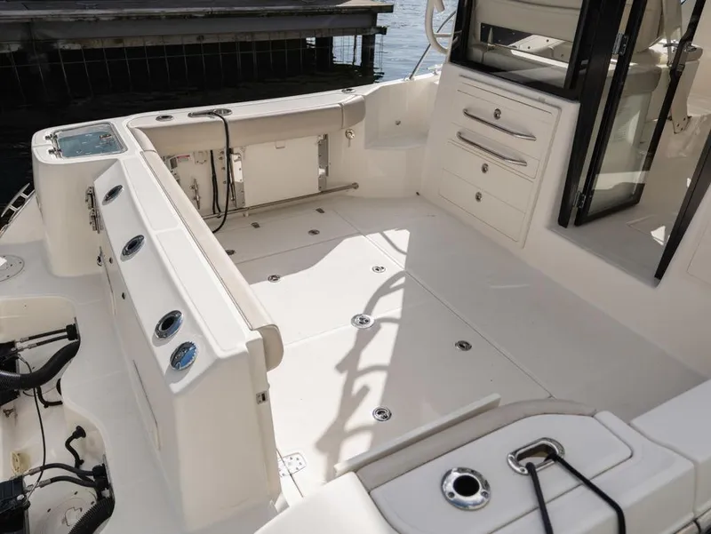 Slide: The Image of Boston Whaler 325 CONQUEST PH 2020 - 8