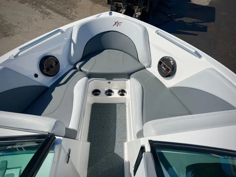 Slide: The Image of MasterCraft XT21 2019 - 13