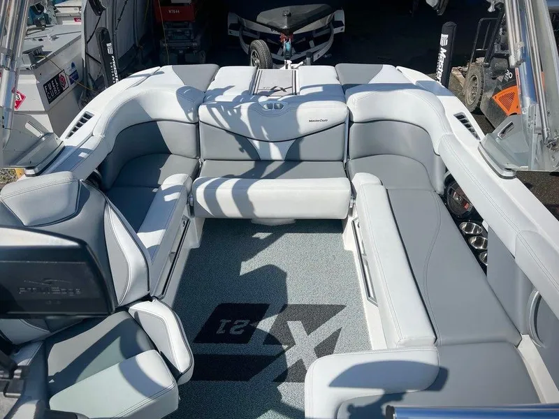 Slide: The Image of MasterCraft XT21 2019 - 14