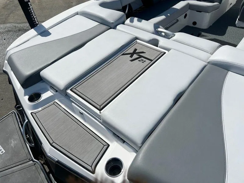 Slide: The Image of MasterCraft XT21 2019 - 5