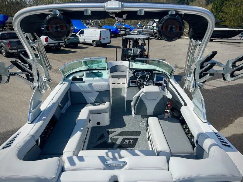 Slide: The Image of MasterCraft XT21 2019 - 6