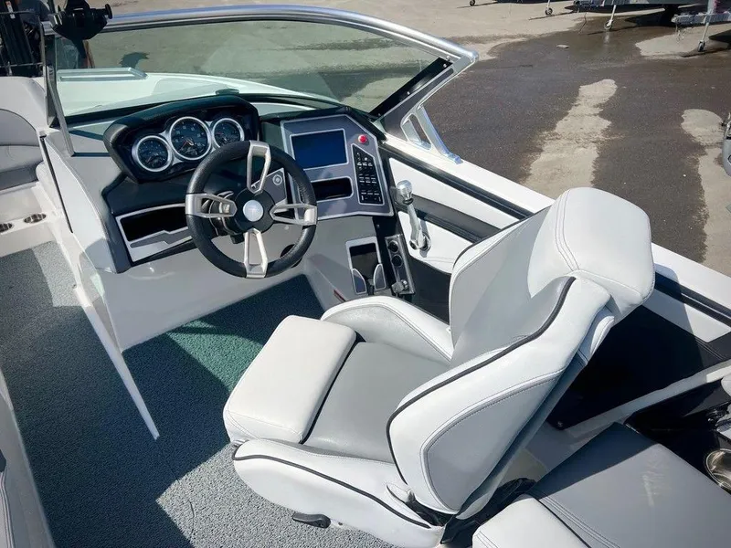 Slide: The Image of MasterCraft XT21 2019 - 9