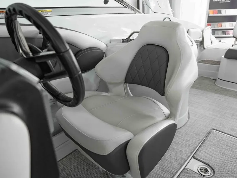 Slide: The Image of Crownline Boats 280XSS 2021 - 17